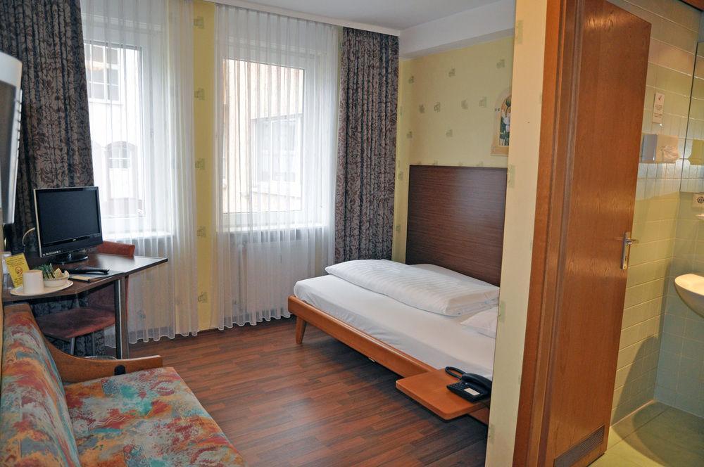 Hotel Astoria Frankfurt pe Main Exterior foto